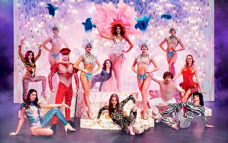 Paradis Latin Show with Lunch and Champagne