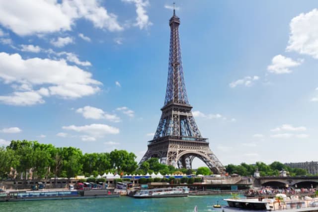 Fête nationale française 2026 à Paris : Pourquoi le feu d'artifice a lieu le 13 juillet au lieu du 14 juillet