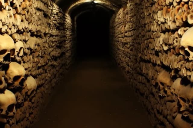 Paris Catacombs Tour Guide: Explore the City’s Underground Tomb