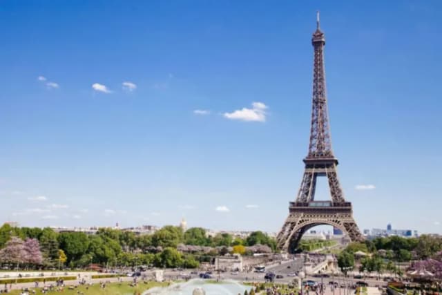 Eiffel Tower Tickets Guide: Summit vs Second Floor (2026)