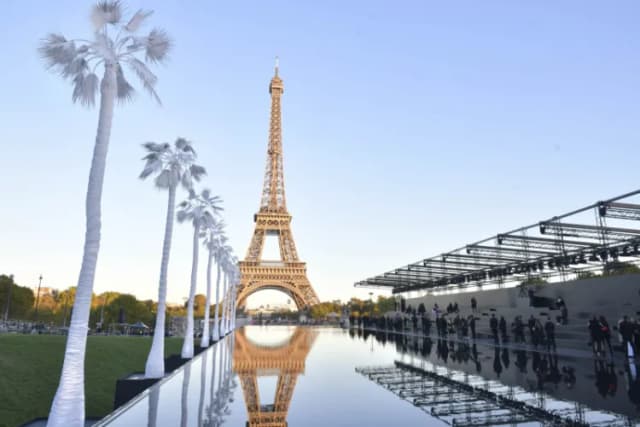 Eiffel Tower Tickets Price: Official Tickets vs Hosted Experiences